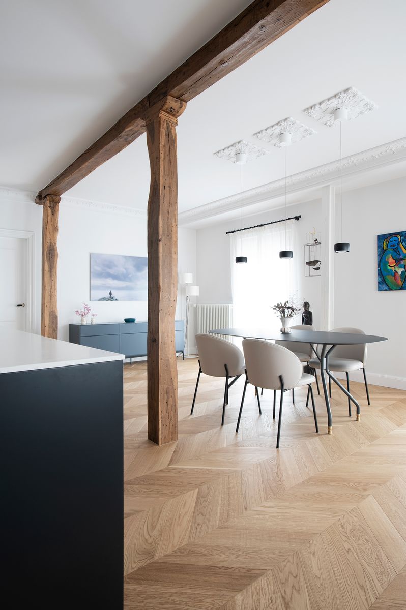 un piso que combina los muebles modernos con elementos señoriales en donostia