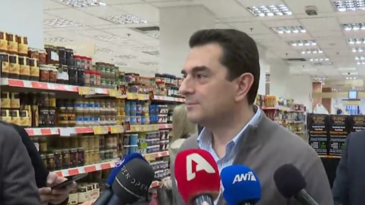 σκρέκας: έλεγχοι σε σούπερ μάρκετ κατά την πρώτη ημέρα των κυβερνητικών μέτρων για τις μειώσεις των τιμών