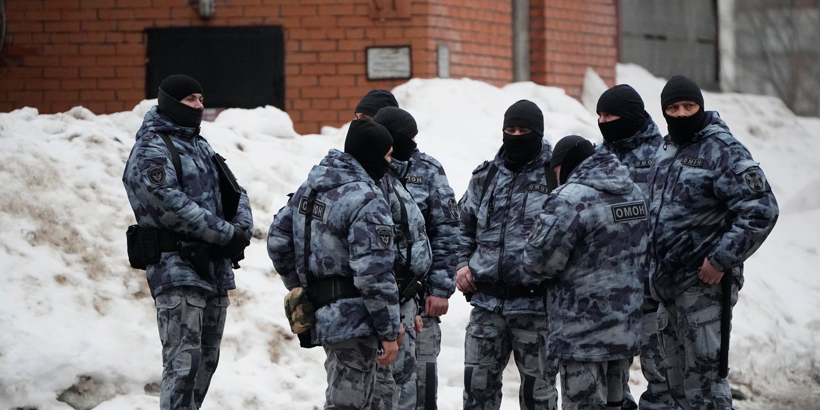 kravallpolis på plats när navalnyj begravs i moskva