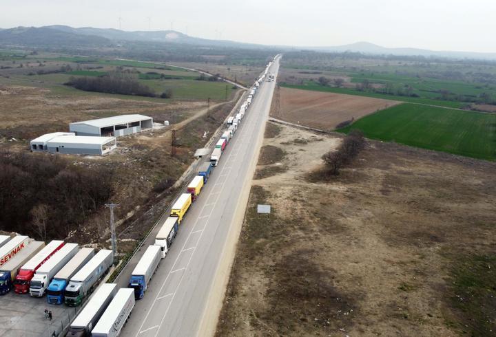 bulgaristan, schengen nedeniyle kontrolleri sıkılaştırdı; 10 kilometrelik tir kuyruğu oluştu