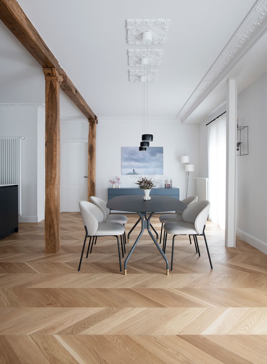 un piso que combina los muebles modernos con elementos señoriales en donostia