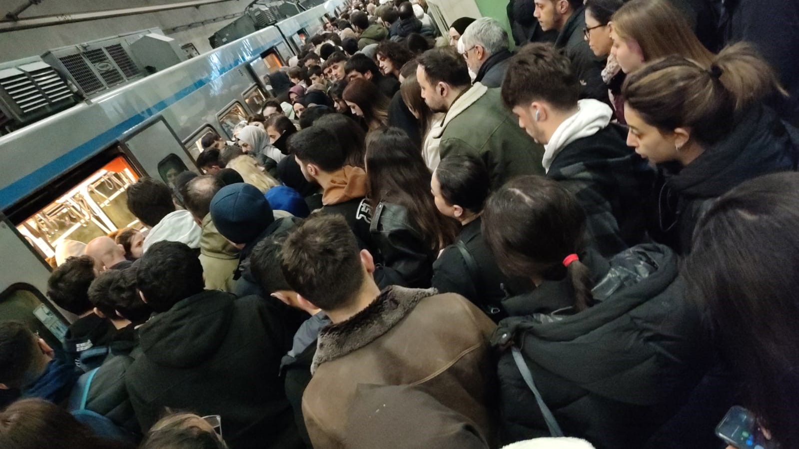 yenikapı-kirazlı metro hattında arıza nedeniyle seferler durdu