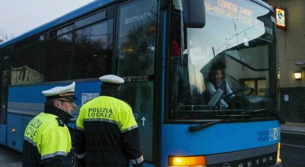 treviso, donna guida l'autobus, dai ragazzini parte il coro choc: «stupro, stupro». scoppia il caso