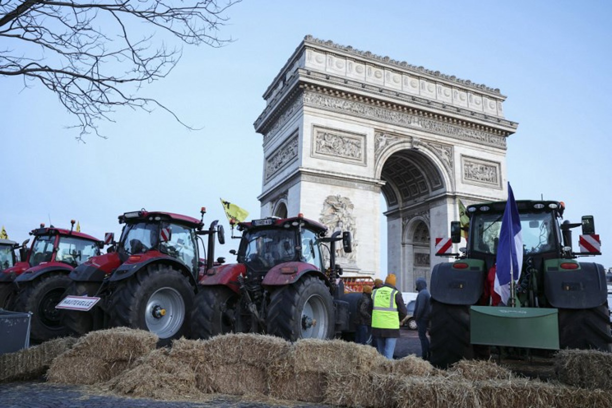 france: action d'agriculteurs autour de l'arc de triomphe à paris