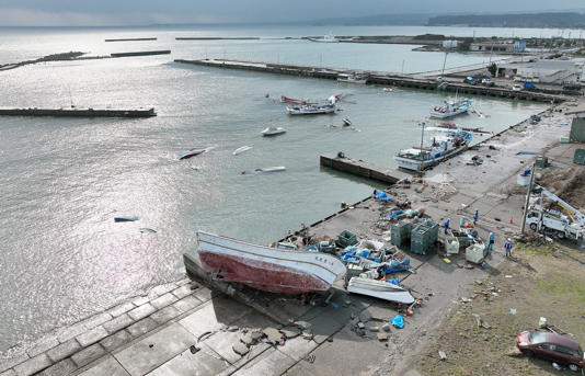 【巨大津波】３ｍを超える津波に襲われた石川県珠洲市の港。大きな漁船も陸上に打ち上げられていた