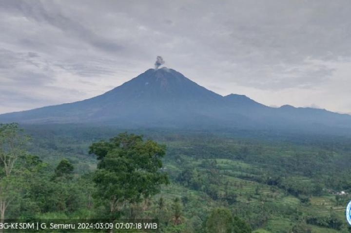 Gunung Semeru Erupsi Disertai Gempa Awan Panas Guguran Selama 27 Menit