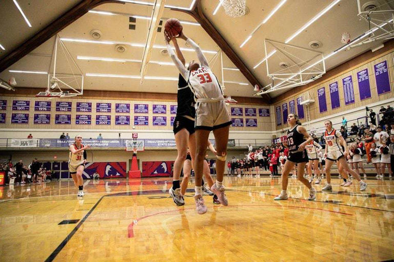 Girls basketball state tournament Sage Winslow scoers 23, Crater beats