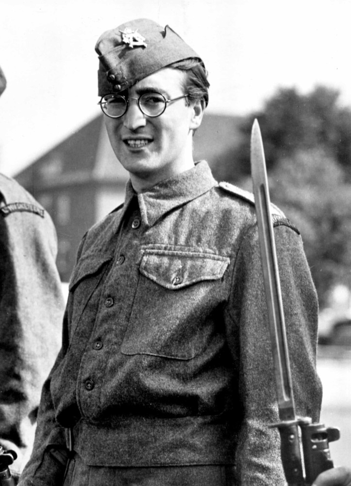 <p>En 1967, John Lennon a joué dans le film de guerre "Comment j'ai gagné la guerre". Interprétant le personnage de Gripweed, John Lennon, qui était toujours un Beatle, a revêtu une paire de "lunettes de grand-mère" à la monture métallique. Cette accessoire deviendra ensuite sa signature.</p><p><a href="https://www.msn.com/fr-ca/community/channel/vid-7xx8mnucu55yw63we9va2gwr7uihbxwc68fxqp25x6tg4ftibpra?cvid=94631541bc0f4f89bfd59158d696ad7e">Suivez-nous et accédez tous les jours à du contenu exclusif</a></p>