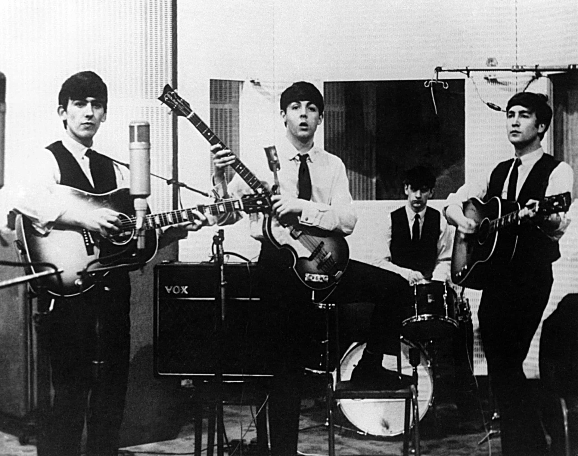 <p>Après avoir fait un concert à Hamburg, les Beatles ont signé un contrat et ont pu sortir leur premier titre, "Love Me Do", en octobre 1962. Ils ont ensuite sorti leur premier album "Please Please Me" le 11 février 1963.</p><p><a href="https://www.msn.com/fr-ca/community/channel/vid-7xx8mnucu55yw63we9va2gwr7uihbxwc68fxqp25x6tg4ftibpra?cvid=94631541bc0f4f89bfd59158d696ad7e">Suivez-nous et accédez tous les jours à du contenu exclusif</a></p>