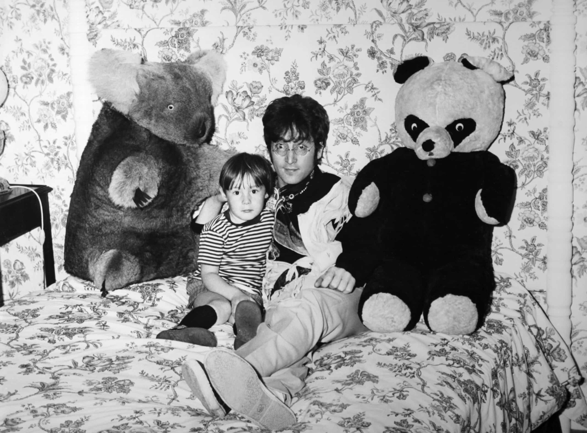 <p>Sur cette photo de 1967, on voit John Lennon et son fils Julian, dans son domicile situé à Weybridge, en Angleterre.</p><p>Tu pourrais aussi aimer:<a href="https://www.starsinsider.com/n/213308?utm_source=msn.com&utm_medium=display&utm_campaign=referral_description&utm_content=453819v3fr-ca"> Dix fabuleuses alternatives au lait de vache</a></p>