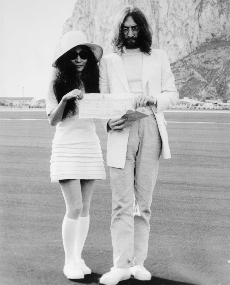 <p>Après son divorce avec Cynthia en 1968, John Lennon s'est séparé des Beatles en 1969, afin de commencer sa vie avec <a href="https://www.starsinsider.com/fr/people/454235/yoko-ono-la-femme-la-plus-critiquee-de-la-culture-pop">Yoko Ono</a>. Ils se sont ensuite mariés à Gibraltar le 20 mars 1969.</p><p><a href="https://www.msn.com/fr-ca/community/channel/vid-7xx8mnucu55yw63we9va2gwr7uihbxwc68fxqp25x6tg4ftibpra?cvid=94631541bc0f4f89bfd59158d696ad7e">Suivez-nous et accédez tous les jours à du contenu exclusif</a></p>
