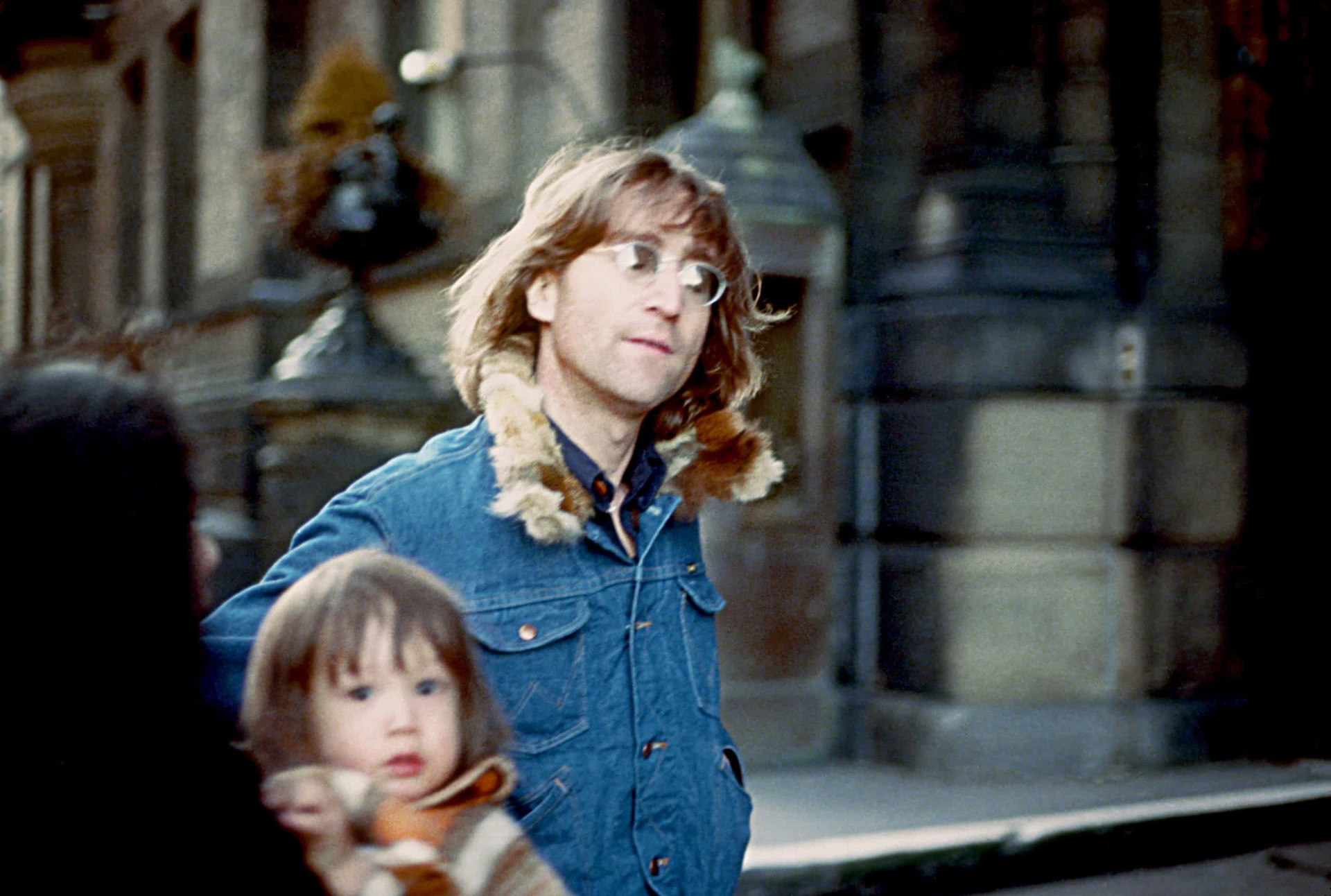<p>Le 9 octobre 1975, le jour du 35ème anniversaire de l'artiste, Sean Lennon est née. La seconde famille de John Lennon était donc au complet. On peut les voir tous les trois sur ce cliché rare de 1977, entrant dans leur bâtiment.</p><p><a href="https://www.msn.com/fr-ca/community/channel/vid-7xx8mnucu55yw63we9va2gwr7uihbxwc68fxqp25x6tg4ftibpra?cvid=94631541bc0f4f89bfd59158d696ad7e">Suivez-nous et accédez tous les jours à du contenu exclusif</a></p>