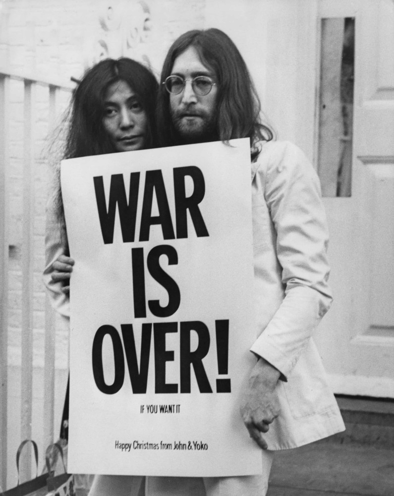 <p>John Lennon et Yoko Ono étaient devenus des activistes pour la paix, protestant contre la guerre du Vietnam, ainsi que d'autres injustices. John Lennon avait enregistré le chant de Noël "Happy Xmas (War is Over)", sorti d'abord en 1971, mais devenu un véritable tube au mois de novembre de l'année suivante, au Royaume Uni.</p><p><a href="https://www.msn.com/fr-ca/community/channel/vid-7xx8mnucu55yw63we9va2gwr7uihbxwc68fxqp25x6tg4ftibpra?cvid=94631541bc0f4f89bfd59158d696ad7e">Suivez-nous et accédez tous les jours à du contenu exclusif</a></p>