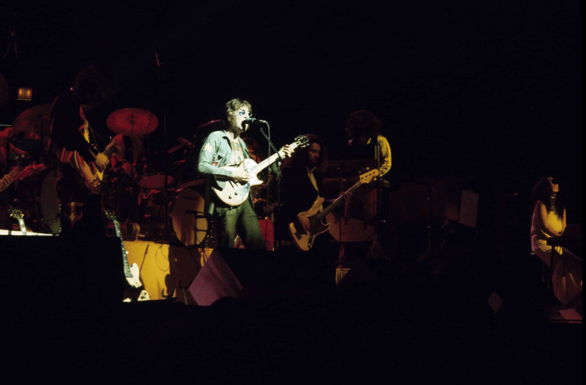 <p>On voit ici le chanteur sur scène, avec le groupe Elephant's Memory au Madison Square Garden de New York, le 30 août 1972.</p><p>Tu pourrais aussi aimer: </p>