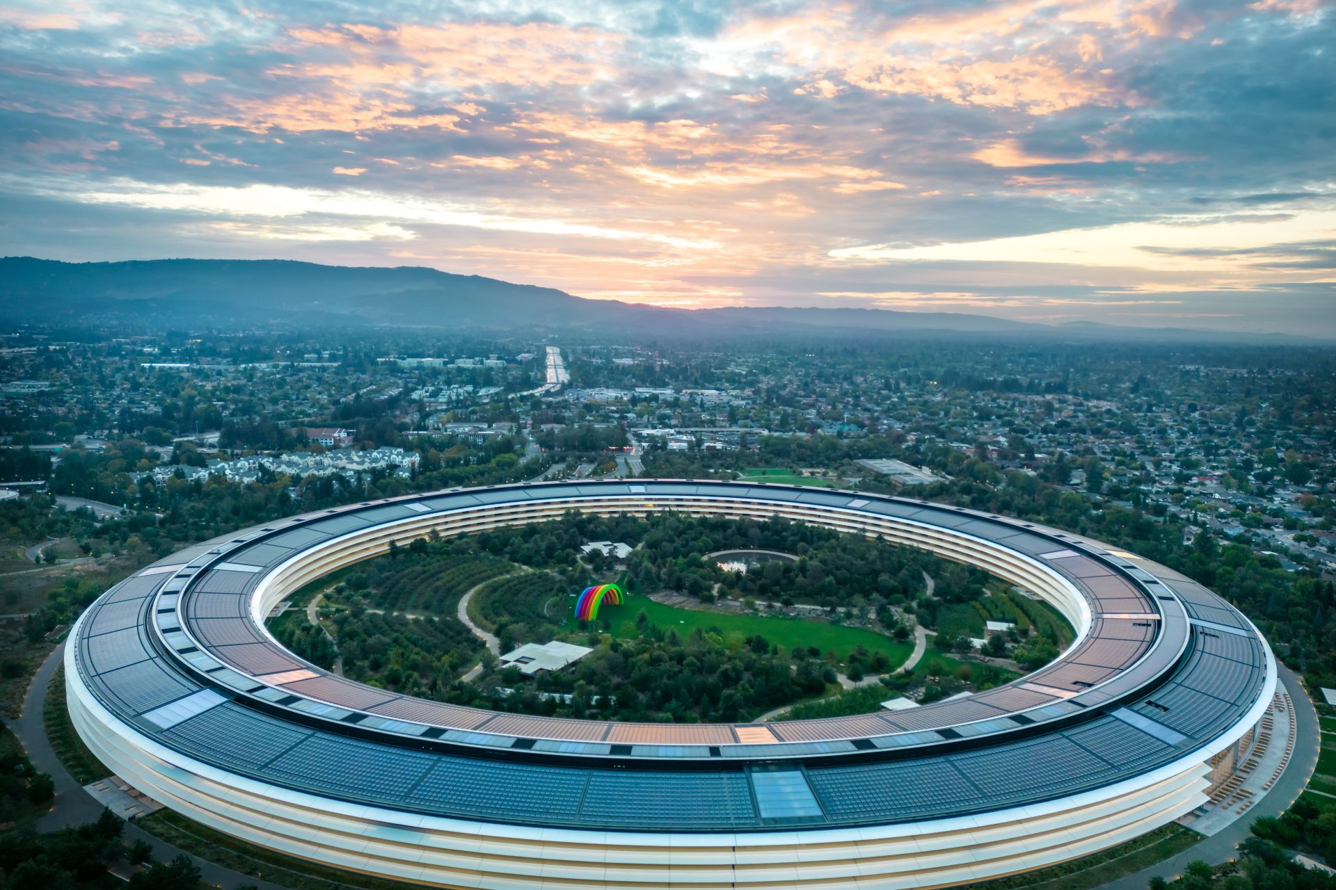 <p>Another good example of biophilic design can be found in the popular Apple Park, located in Santa Clara County, California. This complex has a structure that imitates the natural curves of nature and brings light to offices from all angles. The campus is surrounded by a new forest.</p> <p>Photo: Zetong Li/Pexels</p>