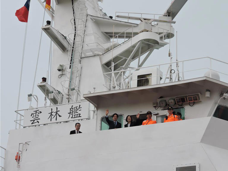 海巡4000噸級巡防艦「雲林艦」交船 蔡、賴「雙總統」登船同框揮手