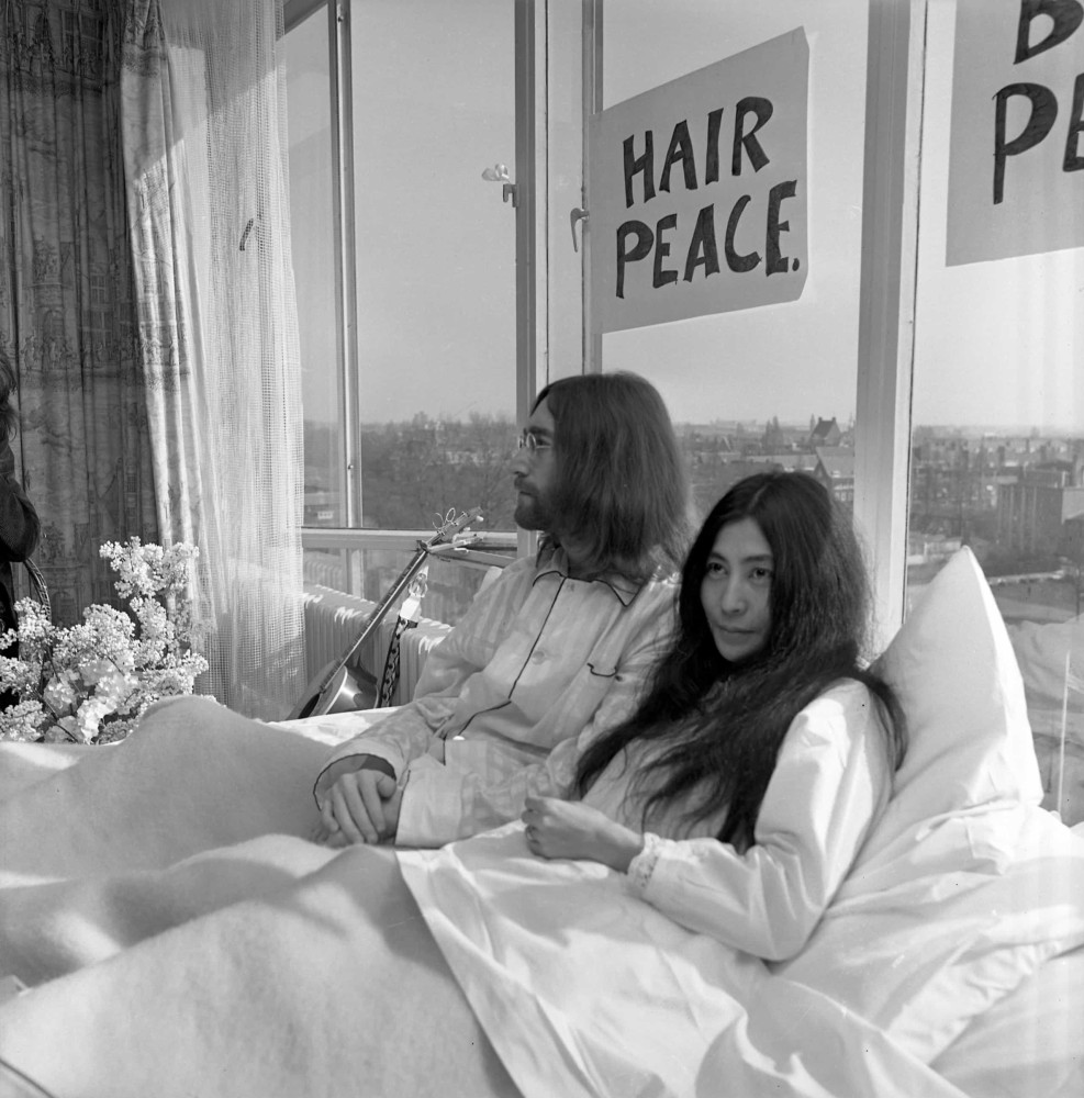 <p>Les jeunes mariés avaient célébré leur lune de miel à Paris, puis à Amsterdam, où ils avaient fait une campagne pour la paix d'une semaine, dans la suite présidentielle de l'hôtel Hilton. Ils avaient renouvelé cette expérience à Montréal, où ils avaient enregistré "Give Peace a Chance", une chanson qui a été largement adoptée comme hymne contre la guerre du Vietnam.</p><p>Tu pourrais aussi aimer: </p>