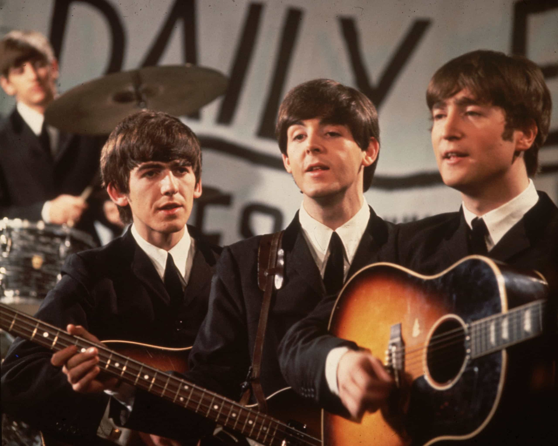 <p>Au cours des années 1960, les Beatles ont sorti 13 albums studio, dont des tubes devenant des hits à l'international. Ils ont fait des apparitions à la télévision et dans des films, et ont réalisé une tournée mondiale en 1966.</p><p>Tu pourrais aussi aimer: </p>