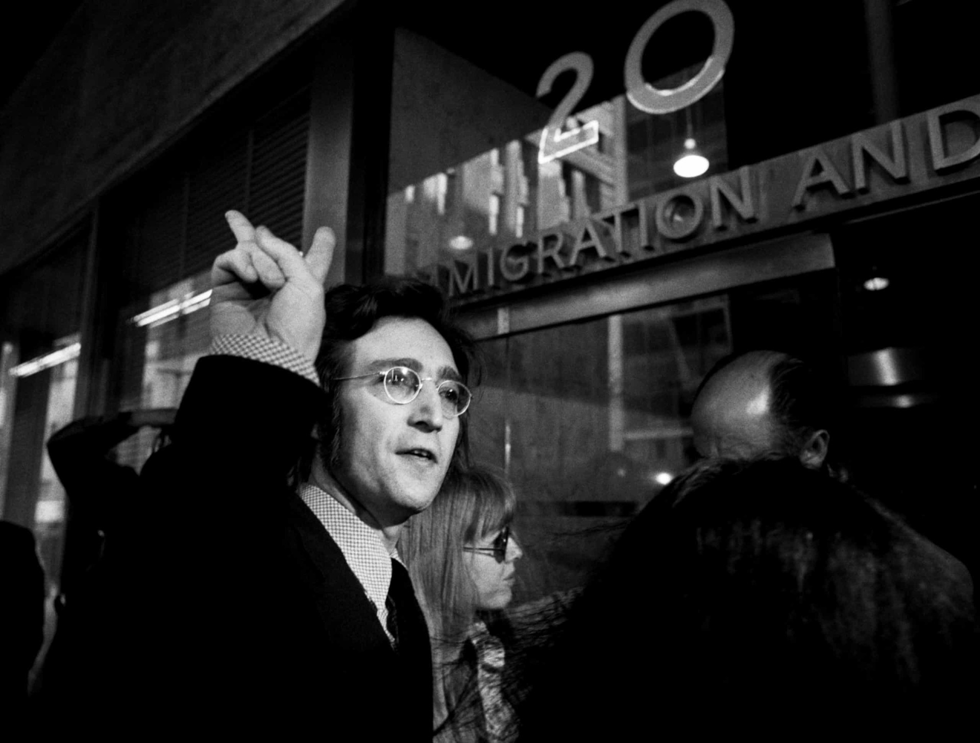 <p>John Lennon et Yoko Ono s'étaient installés dans la ville de New York en août 1971. Mais son activisme politique avait attiré l'attention du gouvernement de Richard Nixon, le président américain de l'époque. L'artiste était considéré comme une menace pour la sécurité nationale, et le gouvernement américain avait tenté de l'expulser vers l'Angleterre. Le chanteur est photographié ici au bureau new-yorkais de l'immigration et de la naturalisation en mai 1972, pour lutter contre les procédures d'expulsion.</p><p><a href="https://www.msn.com/fr-ca/community/channel/vid-7xx8mnucu55yw63we9va2gwr7uihbxwc68fxqp25x6tg4ftibpra?cvid=94631541bc0f4f89bfd59158d696ad7e">Suivez-nous et accédez tous les jours à du contenu exclusif</a></p>