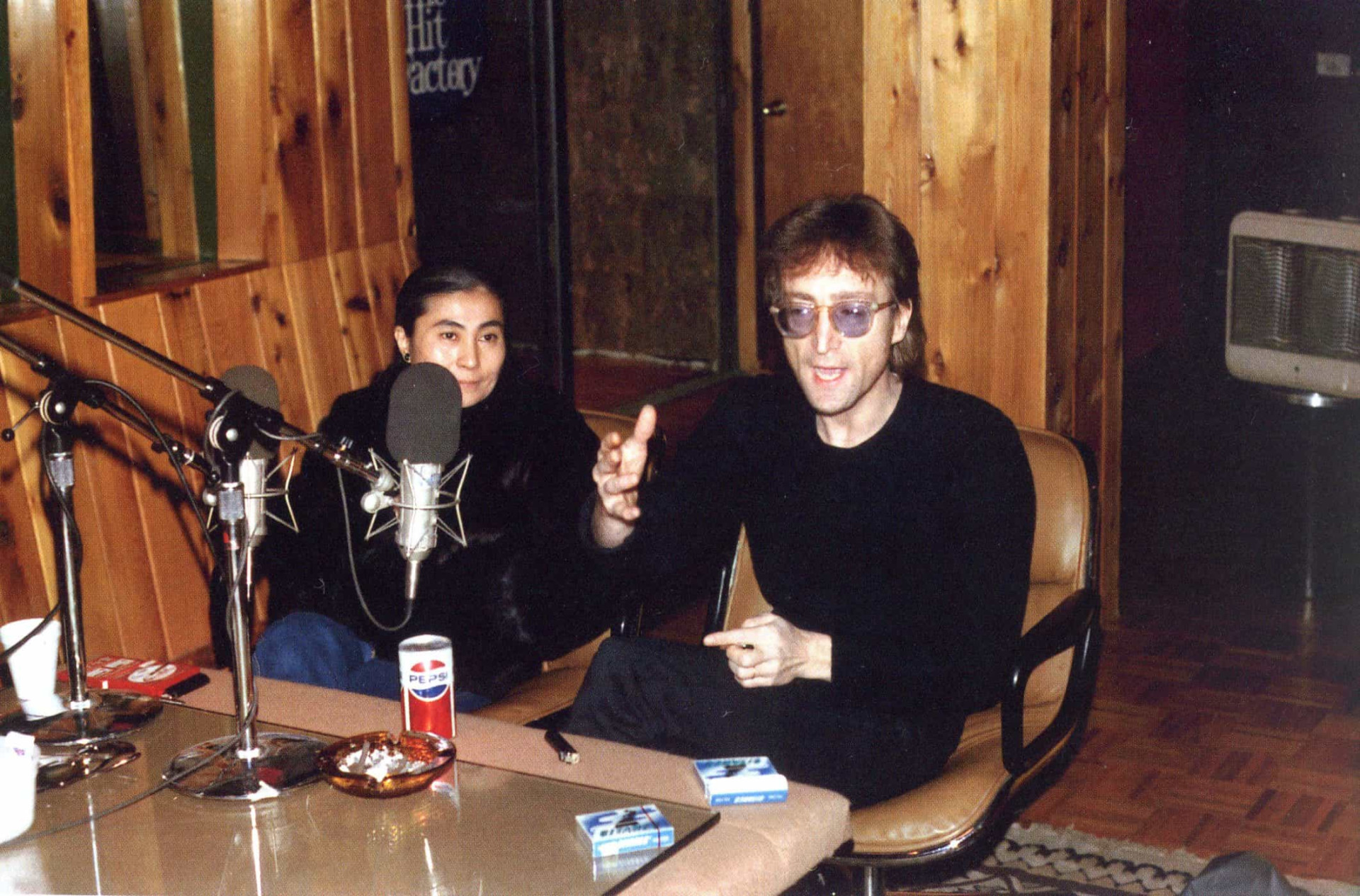 <p>John Lennon était une fois de plus flatté par la presse musicale. Des interviews dans les journaux et les magazines avait suivi, mais aucune interview télévisée n'avait été organisée. Andy Peebles, présentateur radio et télé anglais, avait réussi à obtenir une interview exclusive avec le chanteur, dans les studios d'enregistrement new yorkais de l'artiste, le 6 décembre 1980 (moment immortalisé sur cette photo). Il s'agissait alors de sa dernière apparition à la radio.</p><p><a href="https://www.msn.com/fr-ca/community/channel/vid-7xx8mnucu55yw63we9va2gwr7uihbxwc68fxqp25x6tg4ftibpra?cvid=94631541bc0f4f89bfd59158d696ad7e">Suivez-nous et accédez tous les jours à du contenu exclusif</a></p>