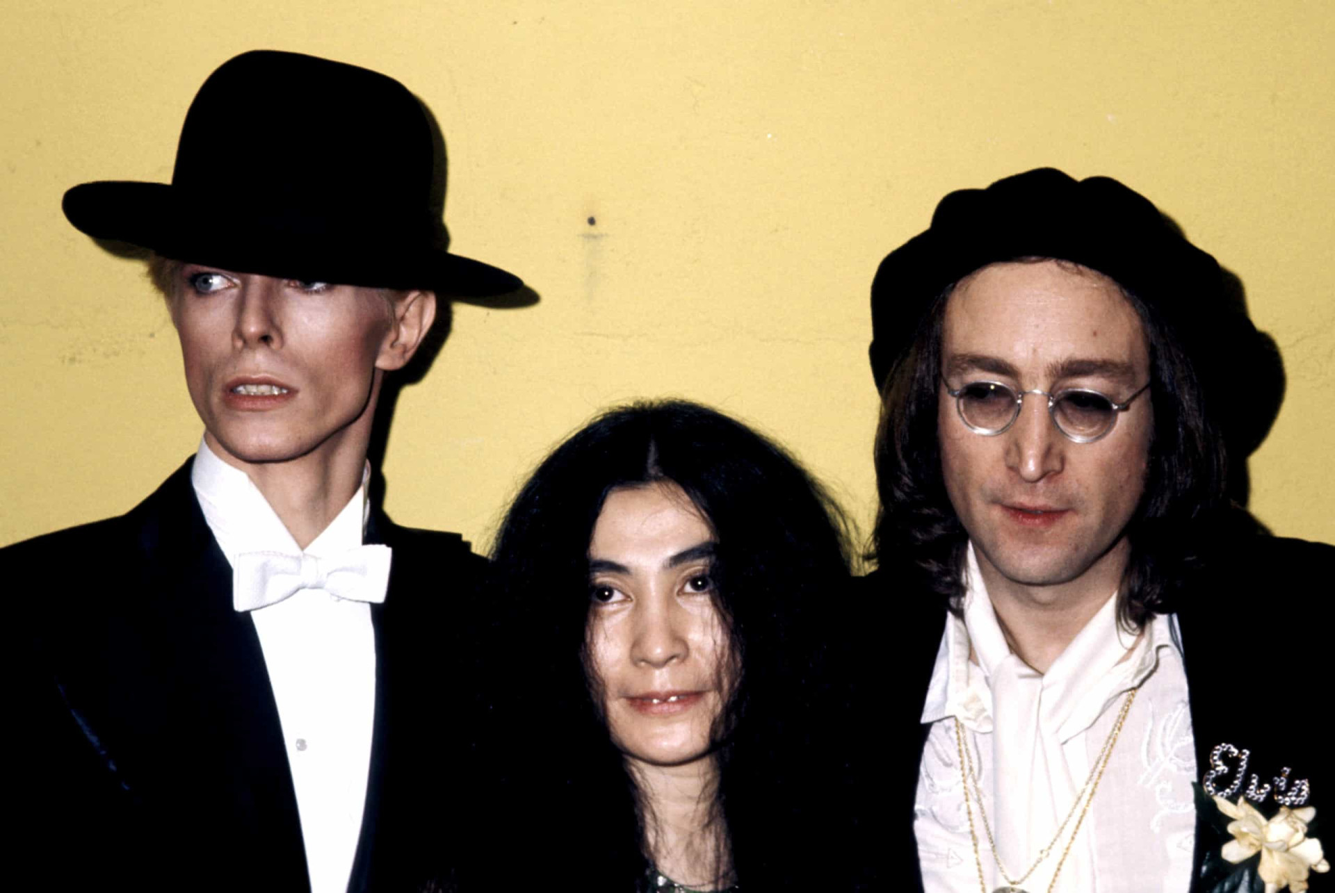 <p>John Lennon et Yoko Ono avaient rencontré David Bowie dans les coulisses du 17ème anniversaire des Grammy Awards, le 1 mars 1975. L'artiste avait collaboré avec David Bowie pour le titre "Fame", qu'il avait co-écrit, ainsi que "Thin White Duke", dans lequel il avait également joué et chanté. C'est d'ailleurs avec ce tube que David Bowie était arrivé numéro 1 aux États-Unis.</p><p><a href="https://www.msn.com/fr-ca/community/channel/vid-7xx8mnucu55yw63we9va2gwr7uihbxwc68fxqp25x6tg4ftibpra?cvid=94631541bc0f4f89bfd59158d696ad7e">Suivez-nous et accédez tous les jours à du contenu exclusif</a></p>