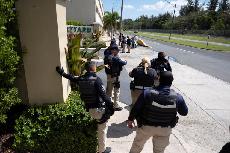 Policías puertorriqueños hacen guardia en la entrada del hotel en el que se hospeda Ariel Henry, en San Juan, este 8 de marzo.