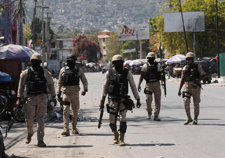 Policías patrullan las calles de Puerto Príncipe, este viernes.