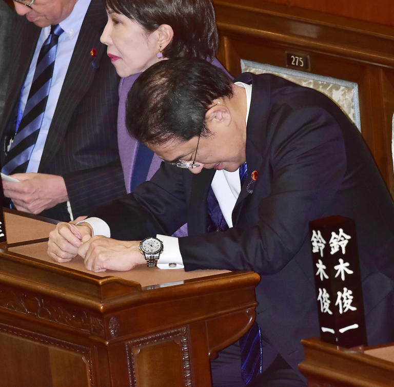 予算案の採決前に自席についた岸田首相は、突っ伏したまま５秒間動かなかった。「鈍感力」の男もこの難局に心労が絶えないのか