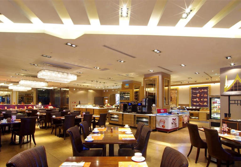 台北花園大酒店「東南亞美食節」，最低每位899元加1成起；持餐券消費用餐，每4人同行再加贈第5位一人免費用餐。(天成飯店集團提供)
