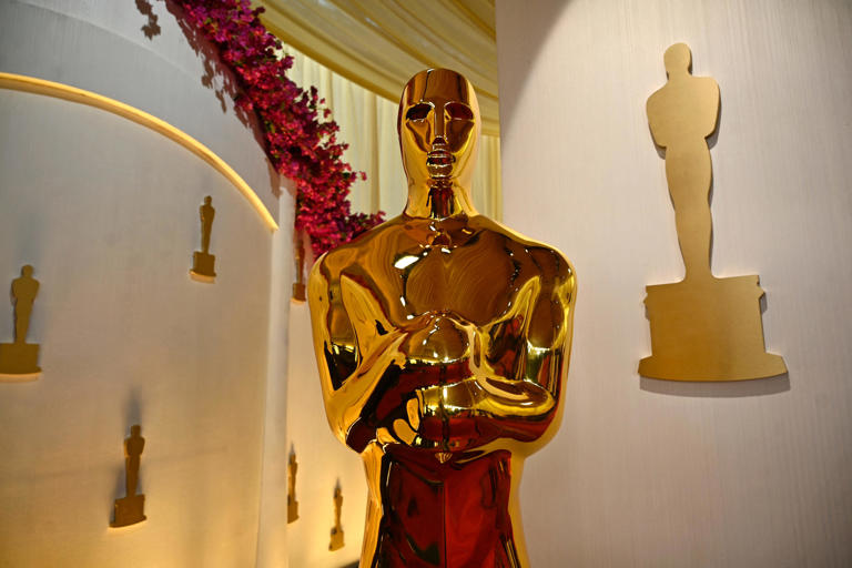 How much do the Oscars statuettes actually weigh?