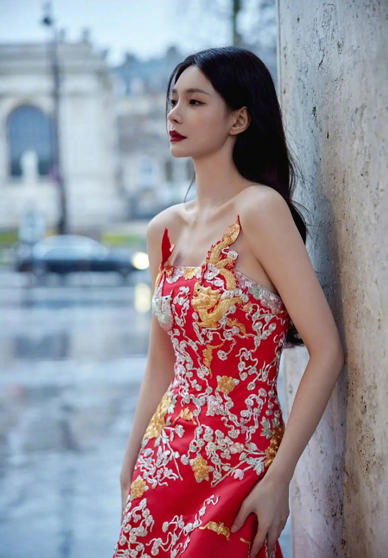 被沈梦辰巴黎走秀惊艳了：穿中国风长裙美到窒息，连气质都升华了
