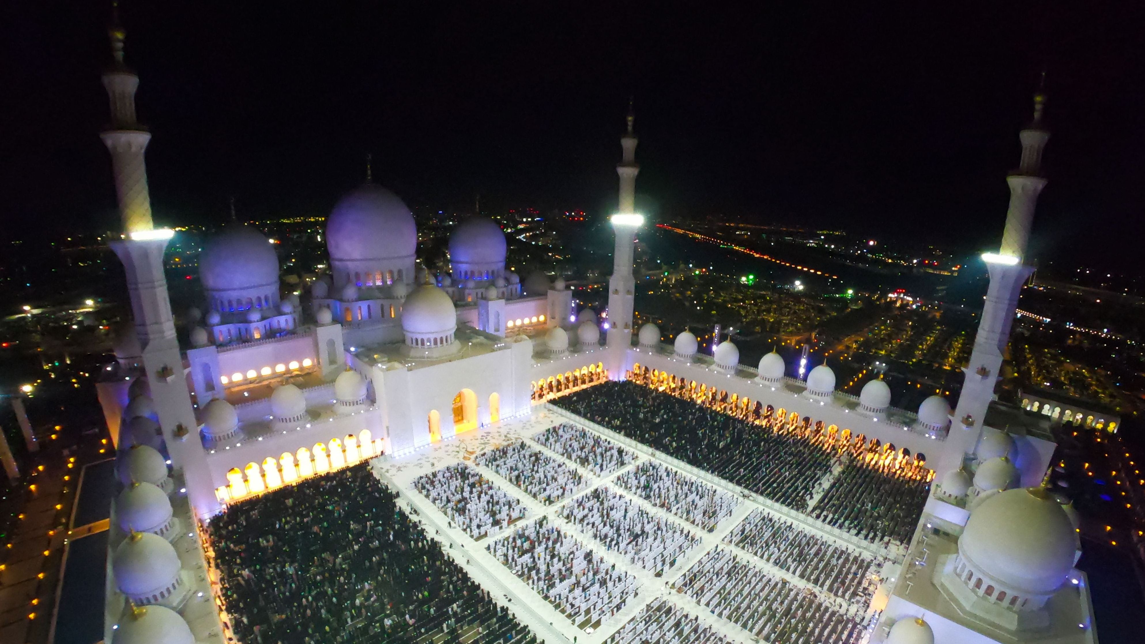 Sheikh Zayed Grand Mosque prepares to welcome worshippers during Ramadan