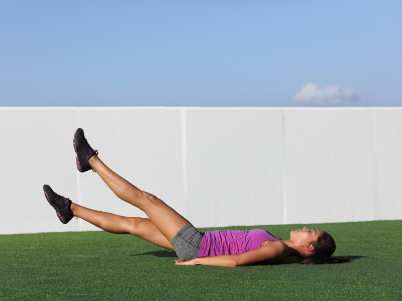statt planking: flutter kicks sind die beste übung für einen straffen bauch