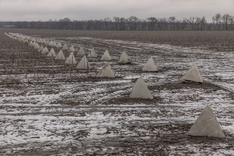 UK Defense Ministry Ukraine Increasing Fortifications Along The Front Line   BB1jE73G.img