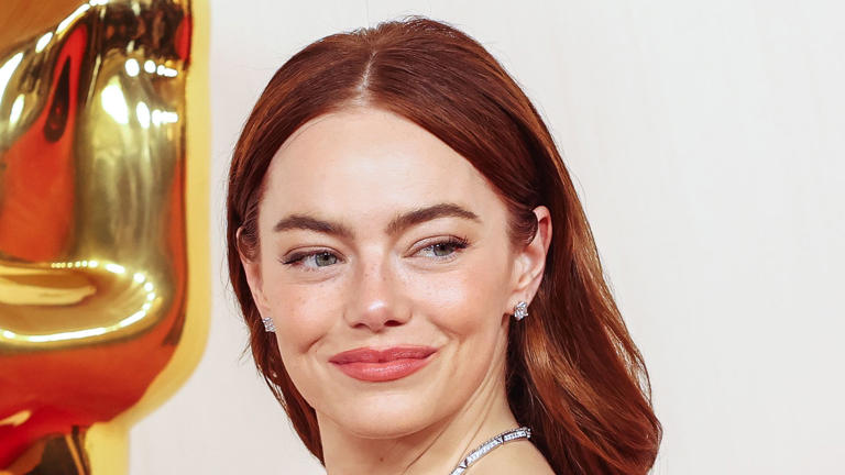 Emma Stone stops in her tracks on red carpet as head-turning dress is ...