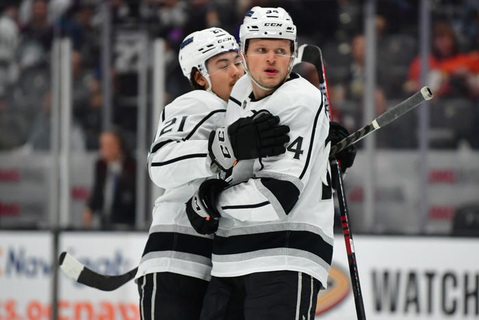 kings send qualifying offers to 4 players; let 3 others walk to free agency