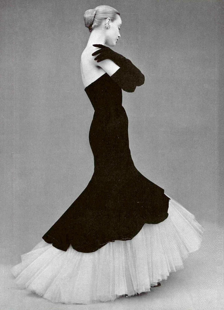Aux Oscars 2024, Carey Mulligan brille dans une robe Balenciaga de 1951
