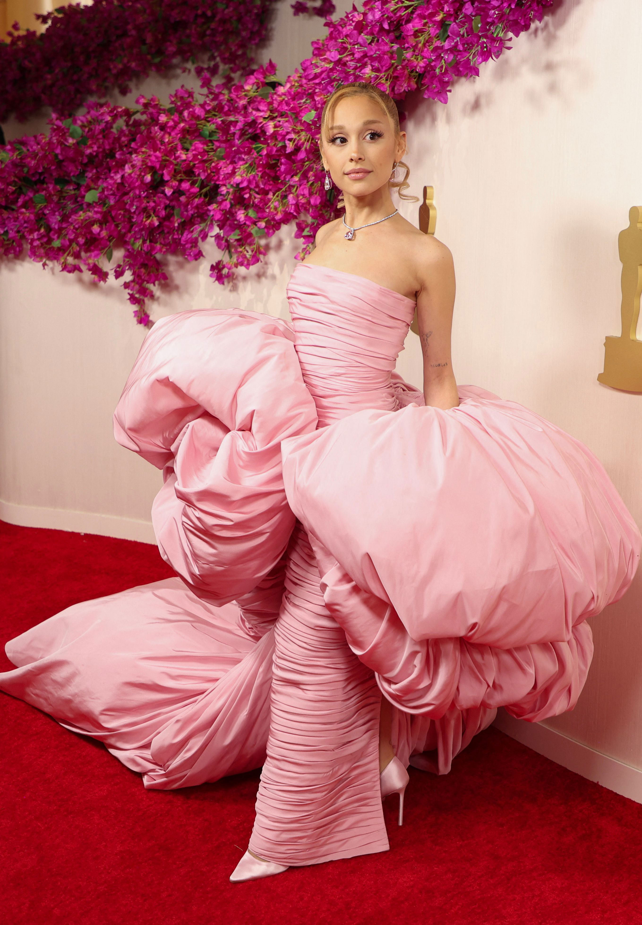 Ariana Grande impacta vestida de Barbie en su primera gala de los Oscars