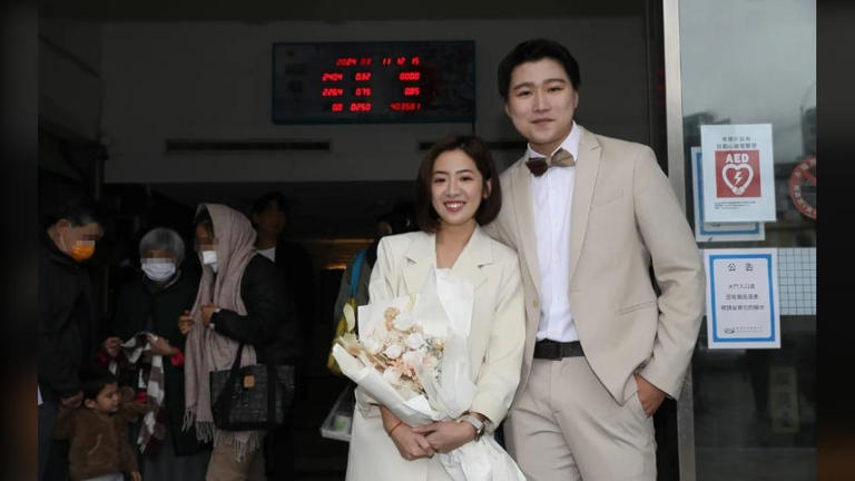 本刊獨家直擊，黃瀞瑩與記者男友劉家耀今（11日）在北市北投戶政事務所登記結婚。（圖／鏡週刊）