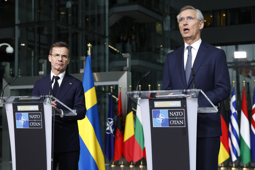 La Bandera De Suecia Se Iza En La Sede De La OTAN Tras Su Ingreso En La ...