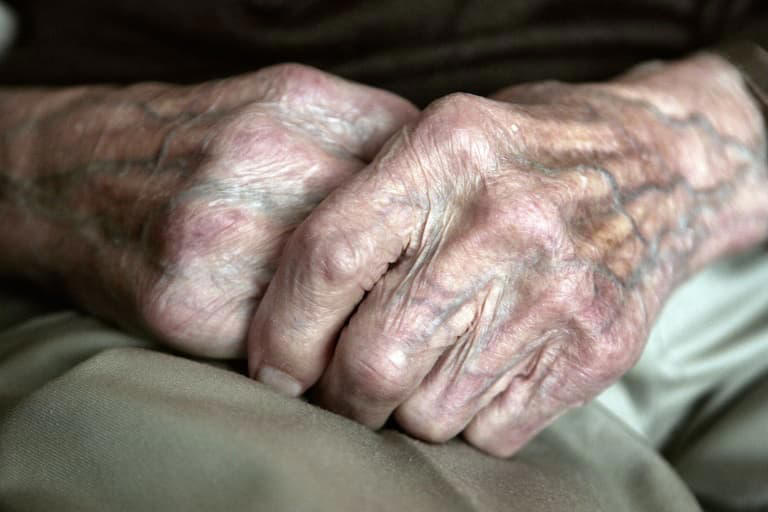 Les mains d'une femme âgée