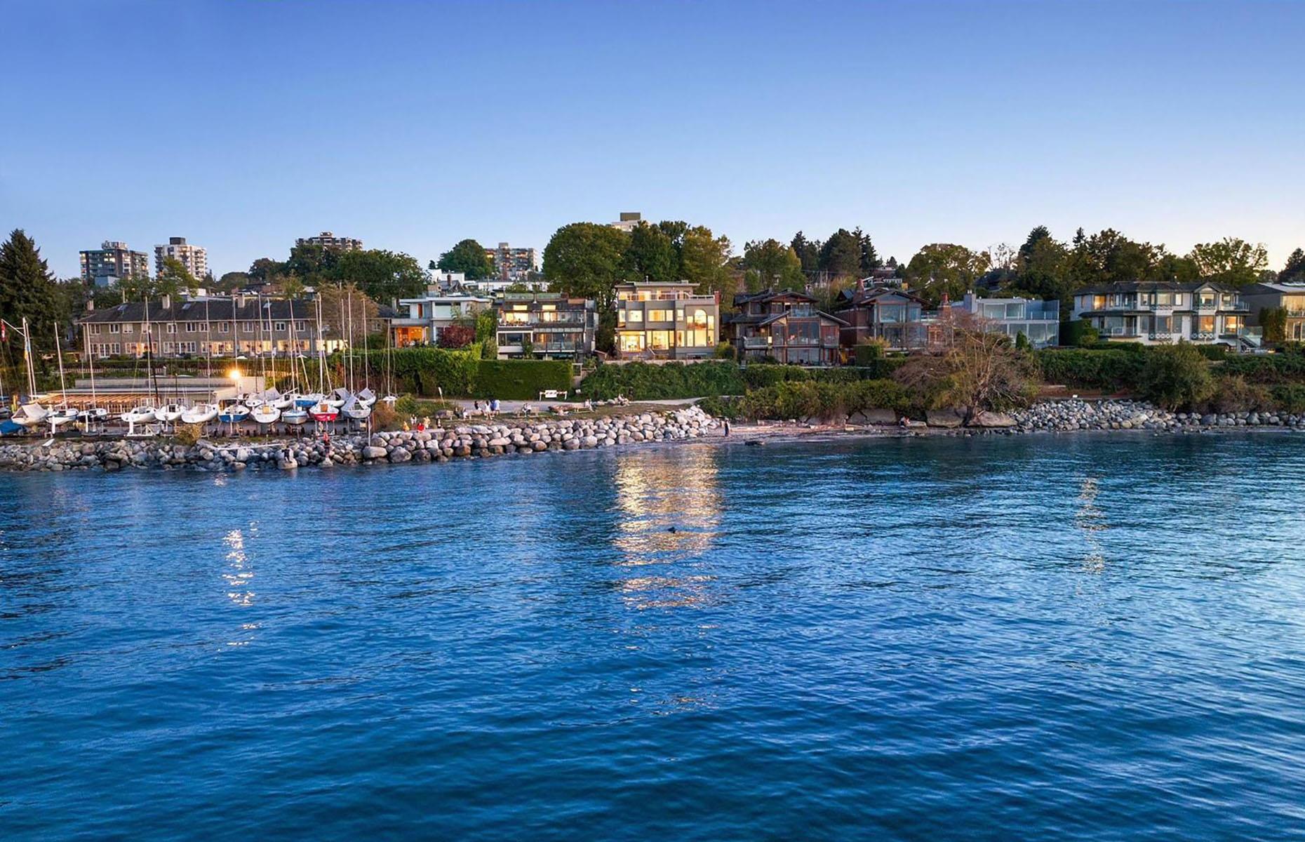 <p>Warum Vancouvers „goldene Meile“ einer der teuersten Wohnorte in Kanada ist, lässt sich leicht erklären: Die Point Grey Road verläuft entlang der Uferpromenade des begehrten Stadtteils Kitsilano im Westen der Stadt mit Blick auf die English Bay. Die Gegend ist bekannt für ihren schönen Strand, ein öffentliches Salzwasserschwimmbad, einen Wanderweg am Meer und 17 Parks. All das ist sowohl bei jungen Berufstätigen als auch Touristen und Prominenten sehr beliebt.</p>  <p>Die Point Grey Road führt weiter nach Westen in das nächste Viertel, Point Grey, das drei Strände, einen Yachtclub, einen Tennisclub und eine große Auswahl an Luxusimmobilien bietet. Laut dem Immobilienportal Zolo lag der durchschnittliche Hauspreis in Kitsilano im Januar 2024 bei um die 964.000 Euro und in Point Grey bei knapp 27 Millionen Euro. Schauen wir uns also an, wer hier wohnt …</p>