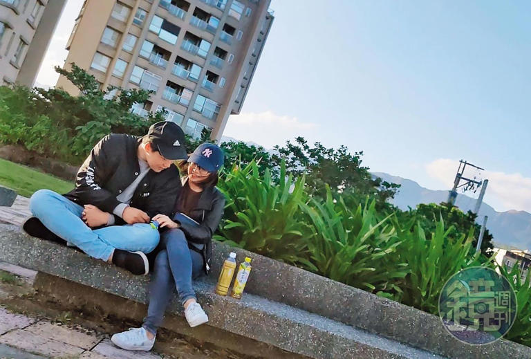 2019年11月9日下午，本刊獨家直擊， 黃瀞瑩與熱戀中的記者男友劉家耀在頭城海濱散步約會，2人當時窩在一起看海築愛。
