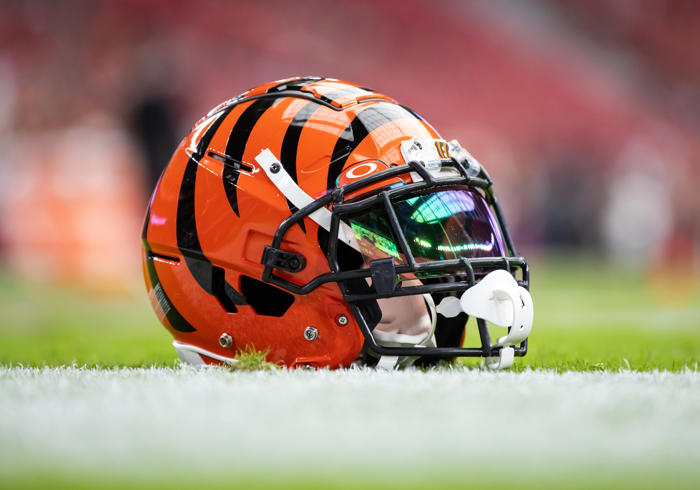 bengals star ends holdout