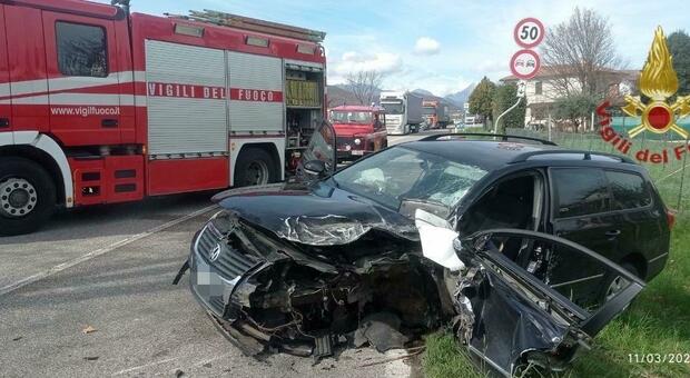 Incidente A Montebelluna, Violento Scontro Tra Un'auto E Un Furgone ...