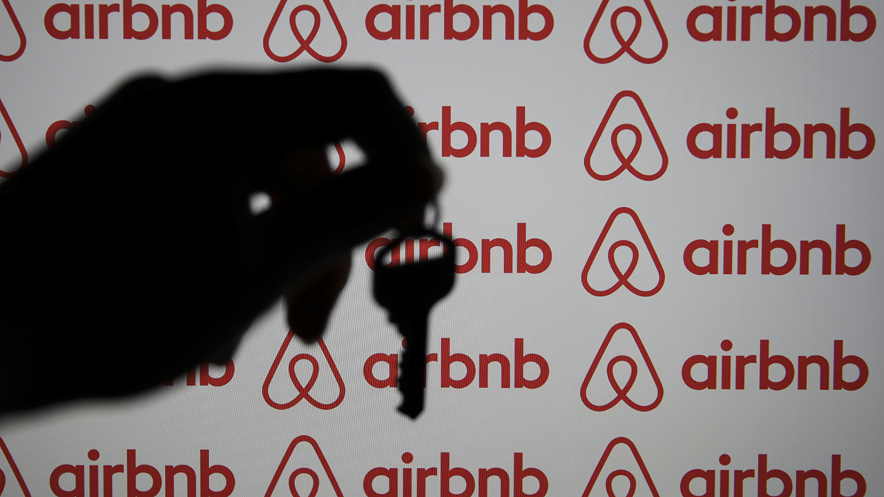 Airbnb apologizes after 'superhost' allegedly used AIdoctored photos