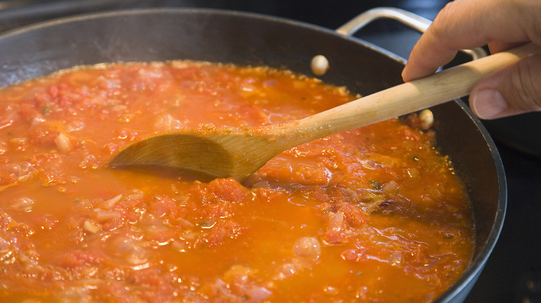 Why Is Tomato Sauce So Prone To Splattering?