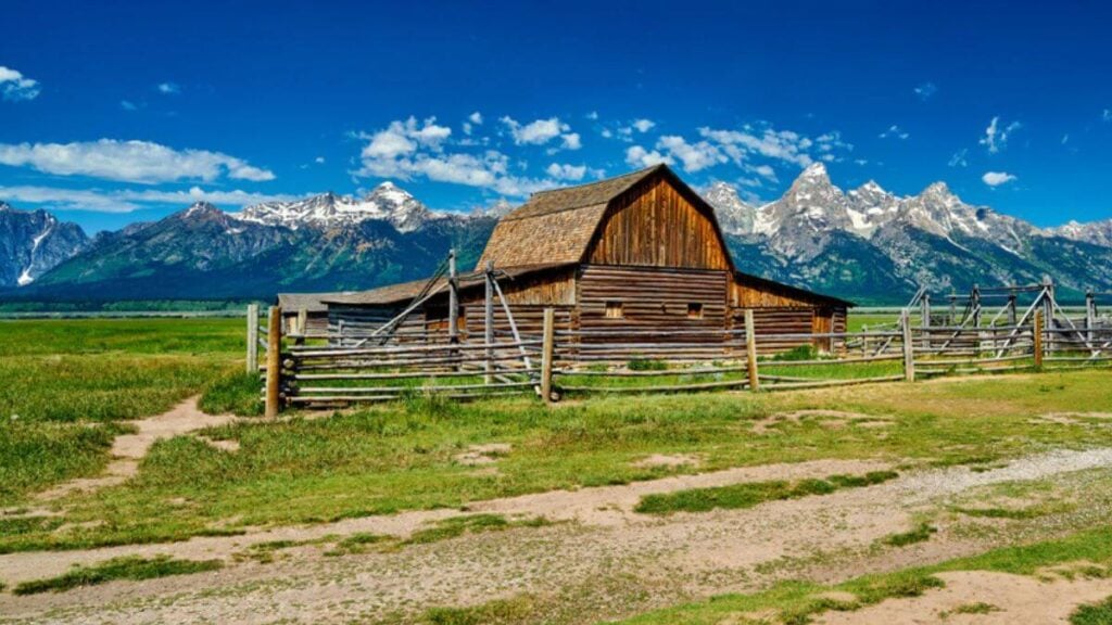 <p>The spiked peaks of the Tetons rise above pristine lakes, offering picturesque views in the Grand Teton National Park. You can go climbing, kayaking, or hiking here. The park also has plenty of animals, like bears and birds. In winter, people visit for snow sports, like skiing.</p>