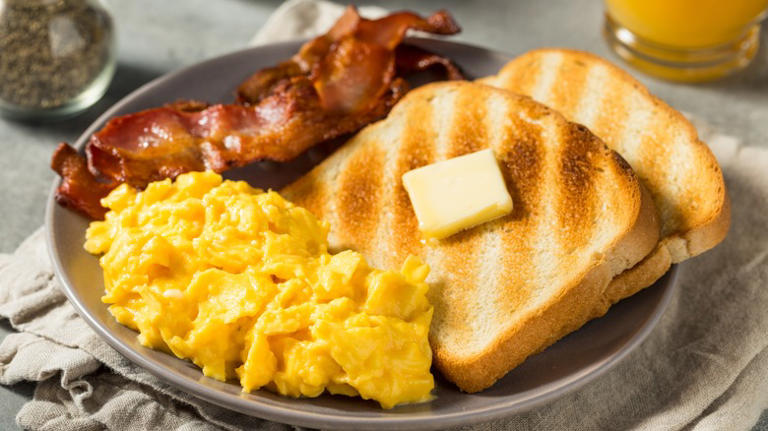 Don't Let Scrambled Eggs Go Cold Too Fast By Preheating The Plate First