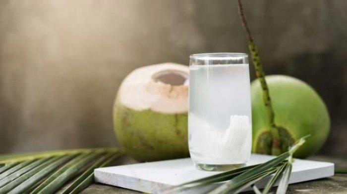 Ilustrasi air kelapa. (Shutterstock)